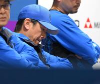 　７回、厳しい表情を見せる三浦監督（撮影・伊藤笙子）