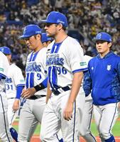 　阪神に敗れ、引き揚げるバウアーら