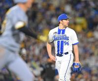 　７回、近本（手前）に右越えソロを浴びるバウアー（撮影・伊藤笙子）