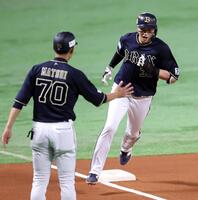 　１回、先制ソロ本塁打を放ち、三塁を回る広岡