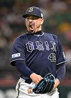 　９回に登板し、同点に追いつかれてベンチに戻るマチャド