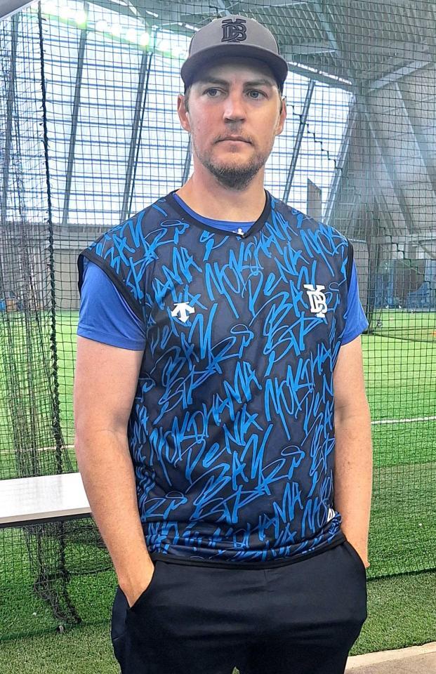 　２２日の先発に向け調整後、取材に対応するバウアー