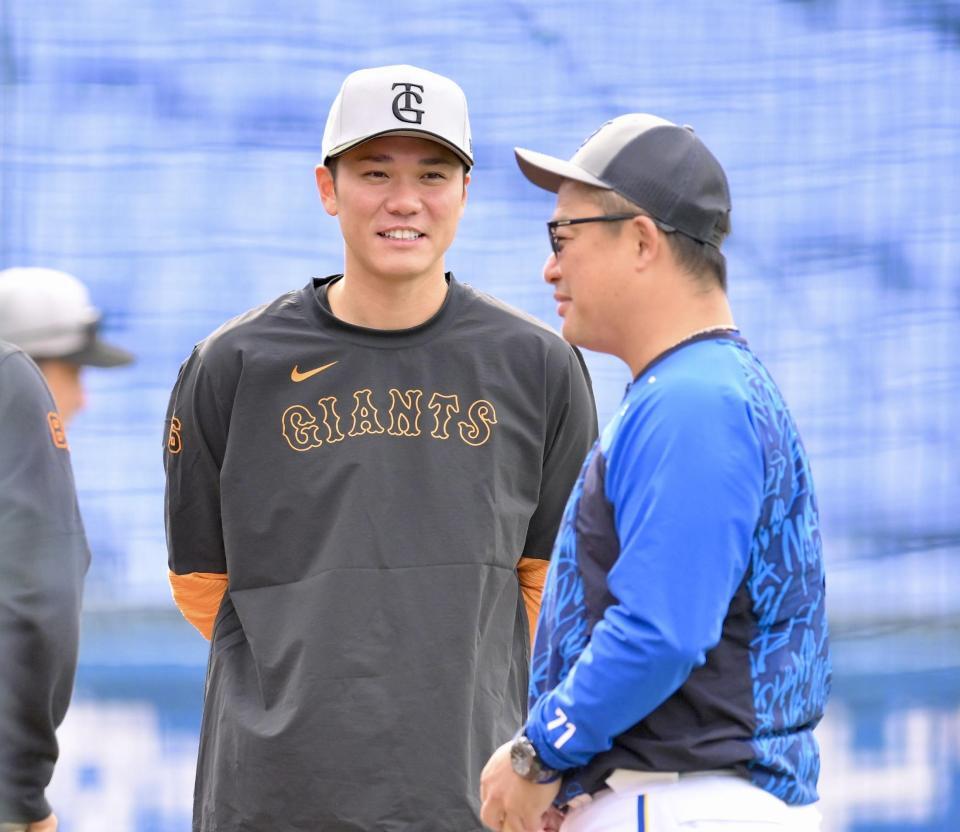 　試合前、巨人・坂本（左）と話すＤｅＮＡ・村田コーチ＝８日