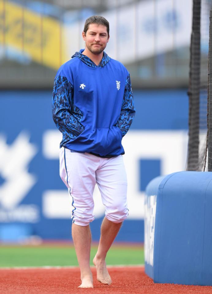 　素足でグラウンドに姿を見せたバウアー（撮影・伊藤笙子）