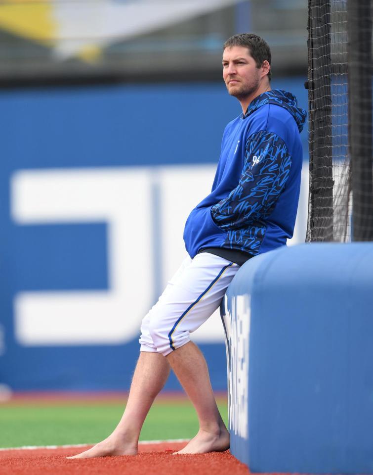 　試合前、阪神の練習を見つめるバウアー（撮影・伊藤笙子）