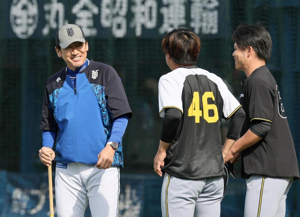 　同郷（奈良県）の（右から）小野寺、島本と談笑する三浦監督（撮影・田中太一）