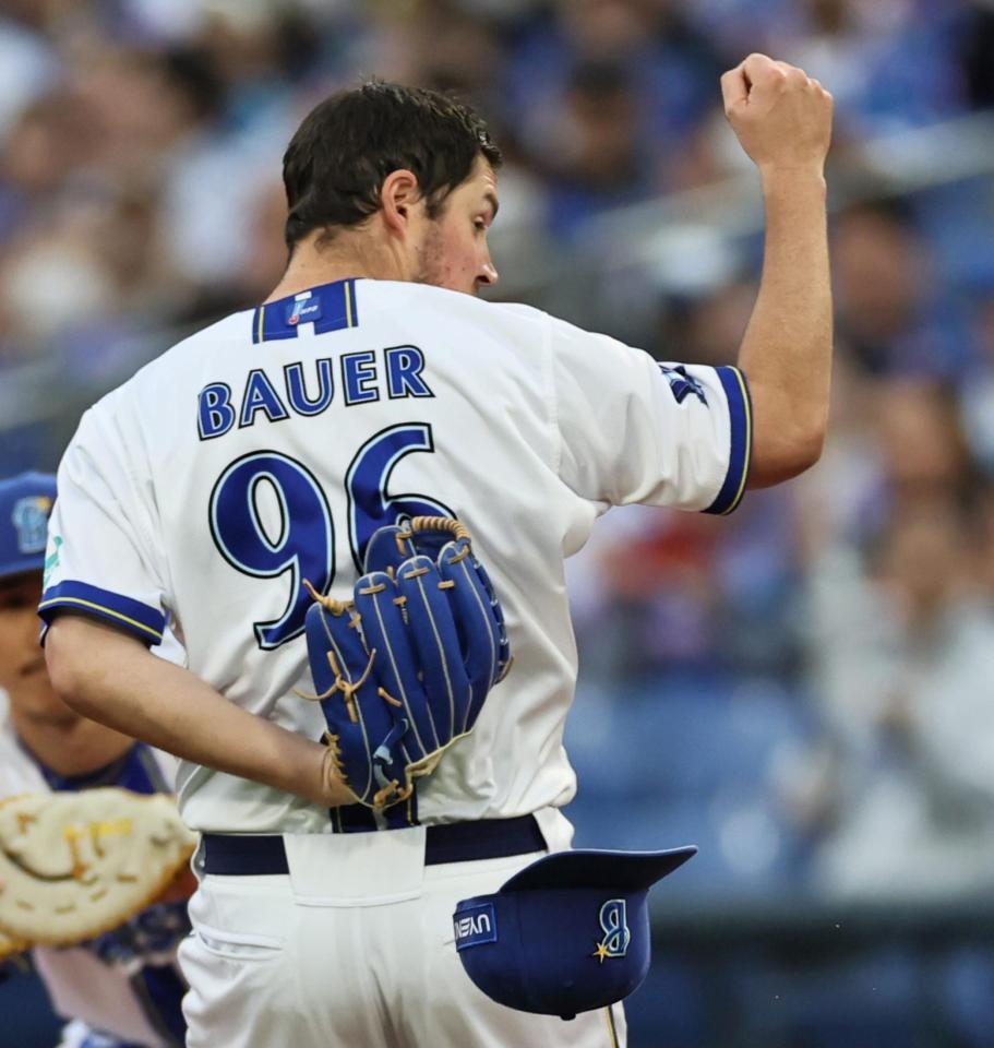 　１回、中野を打ち取り、帽子を飛ばしながらベースカバーに走るバウアー（撮影・田中太一）