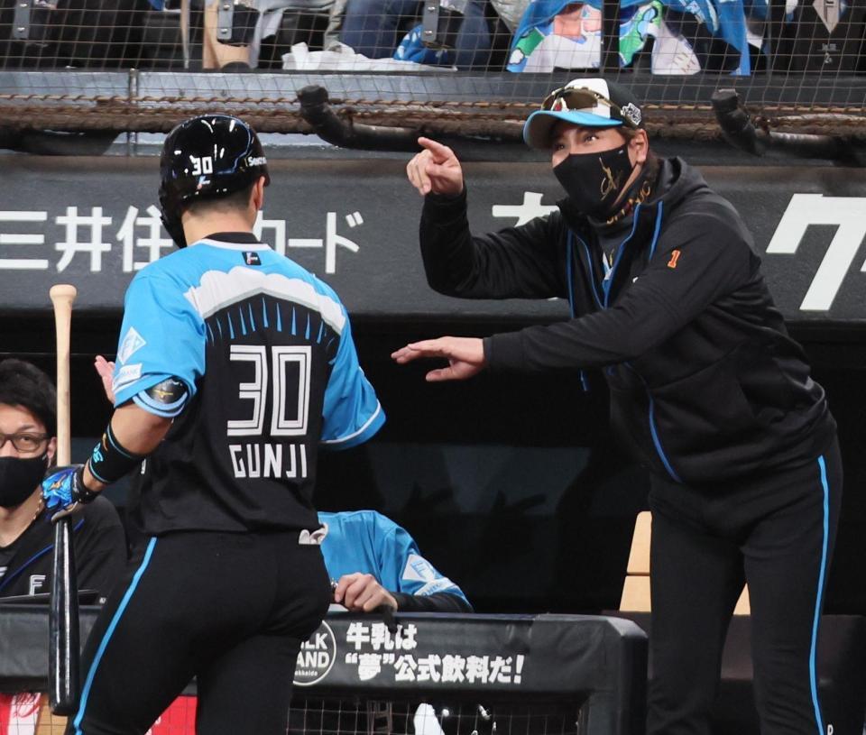 　２回、先制ソロを放った郡司（左）にレフト方向を指さす新庄監督（撮影・中島達哉）