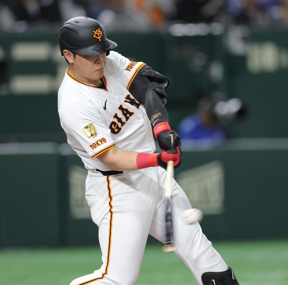 　１回、中前に先制打を放つ岡本（撮影・西岡正）