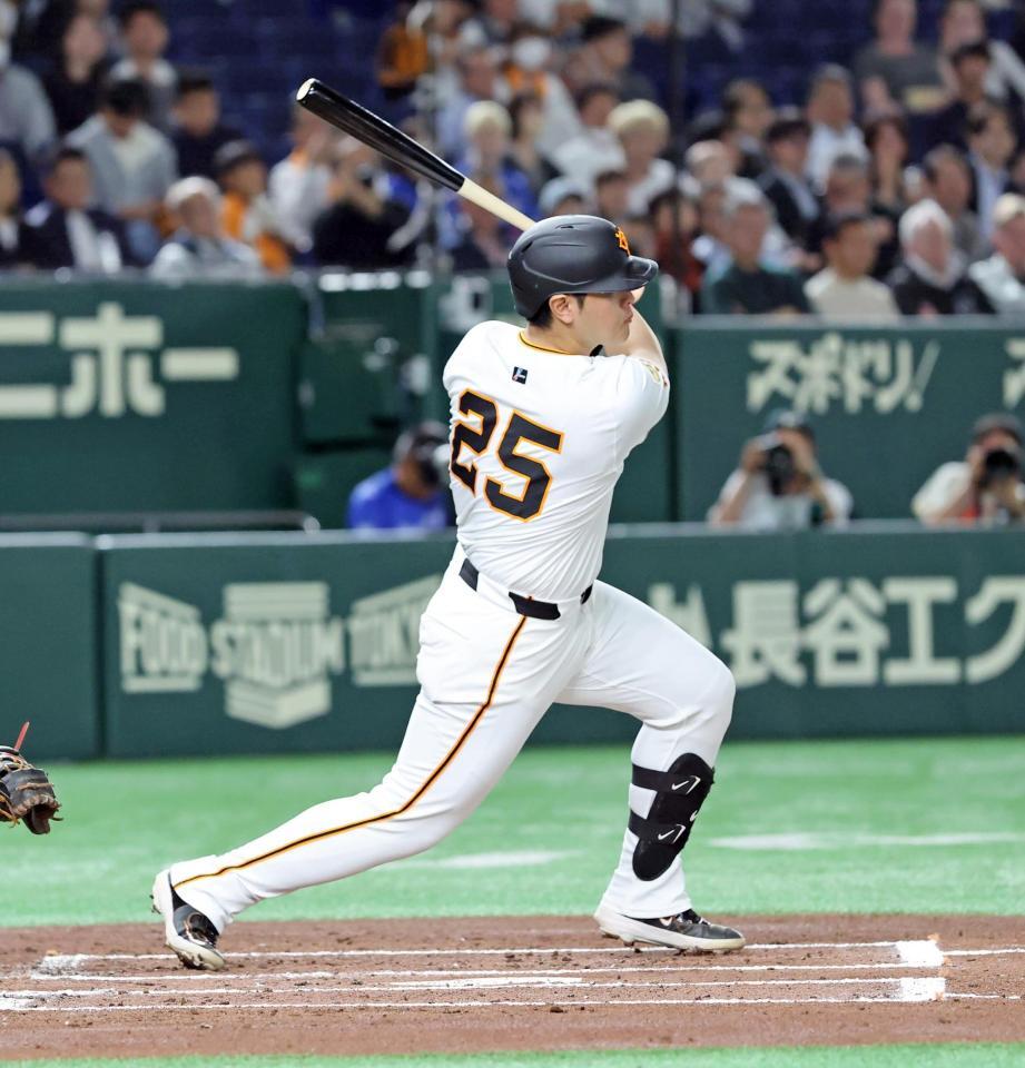 　１回、岡本が中前に先制２点打を放つ