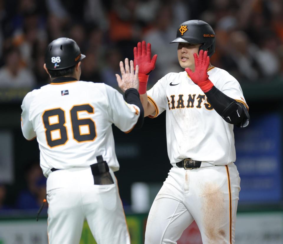 　３回、２ランを放ち、生還する岡本（撮影・西岡正）