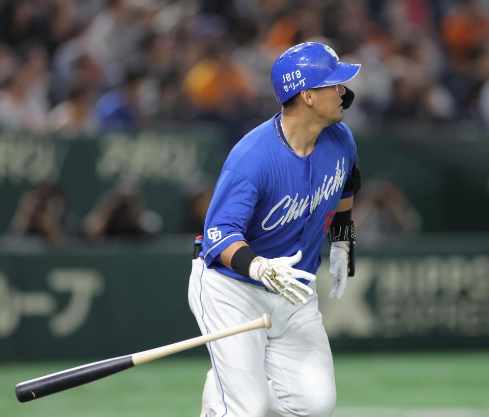 　５回、左越えソロを放つ中田（撮影・西岡正）