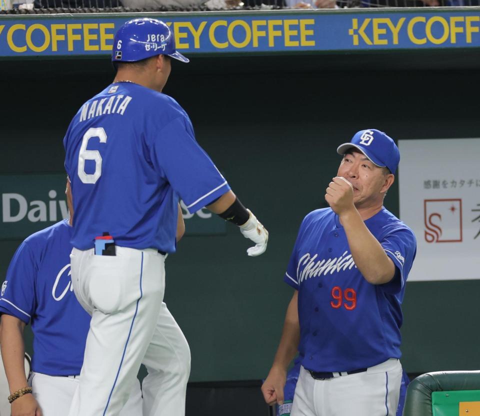 　５回、ソロを放った中田（左）を祝福する井上監督（撮影・西岡正）