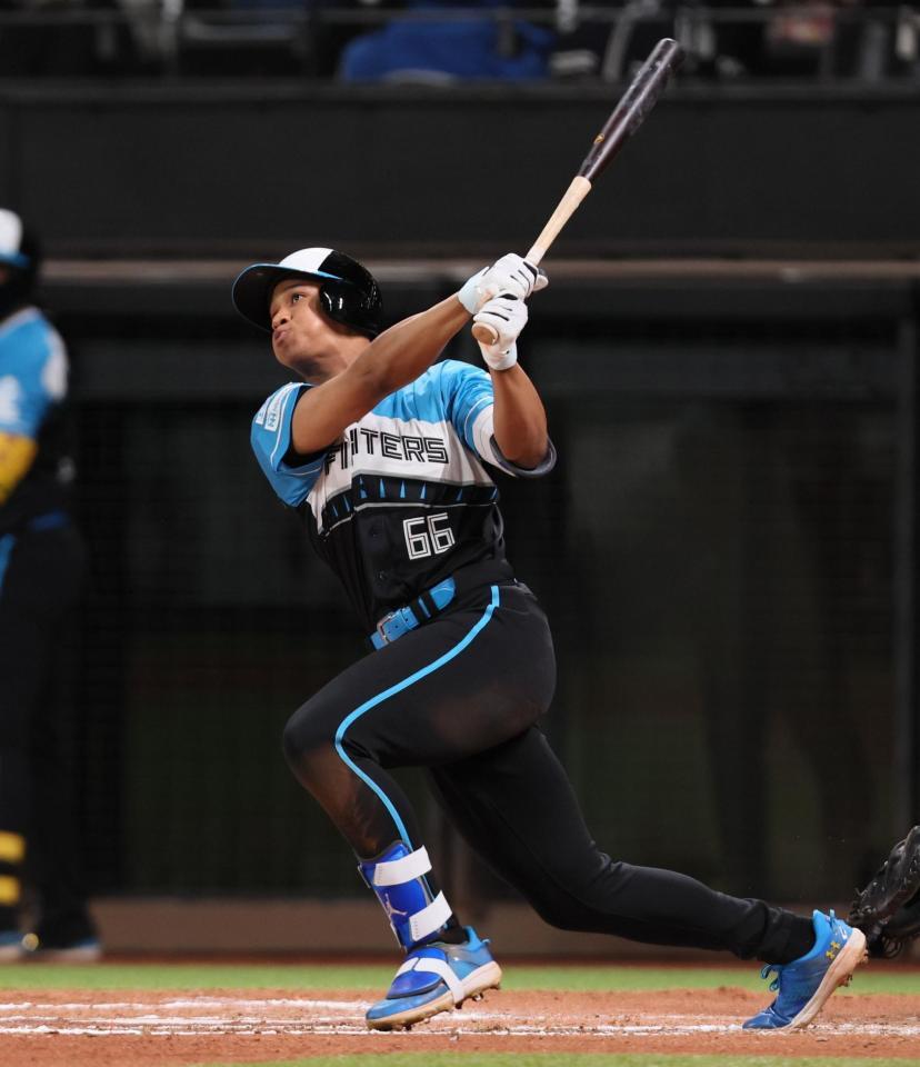 　６回、勝ち越しソロを放つ万波（撮影・中島達哉）