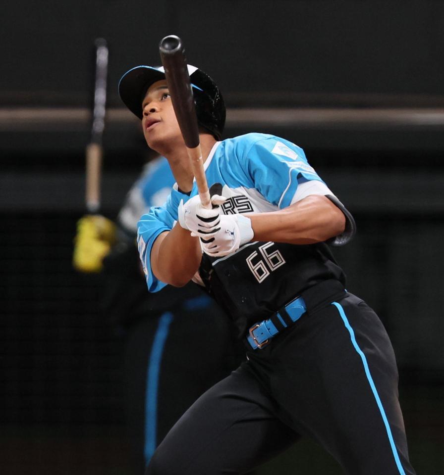 　６回、勝ち越しソロを放つ万波（撮影・中島達哉）