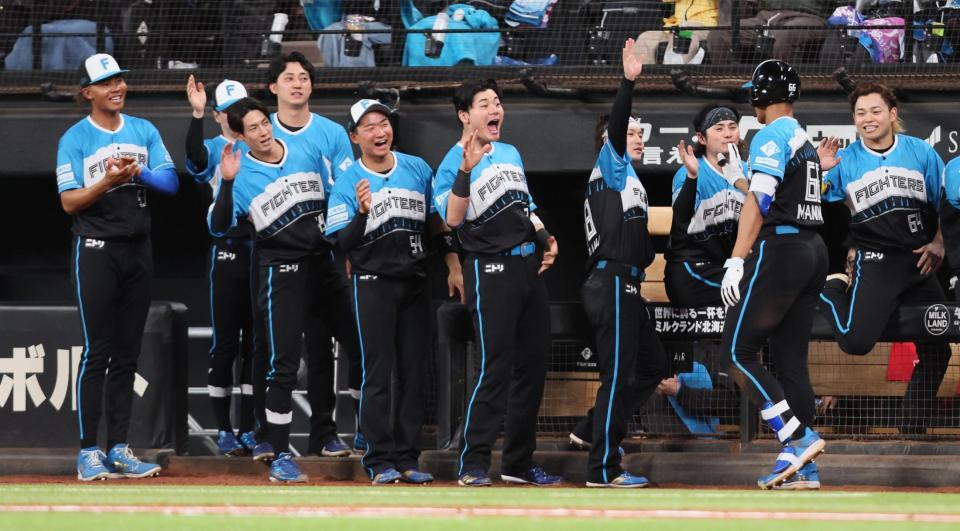 　６回、勝ち越しソロを放った万波（右から２人目）を迎える清宮幸（中央）ら日本ハムナイン（撮影・中島達哉）