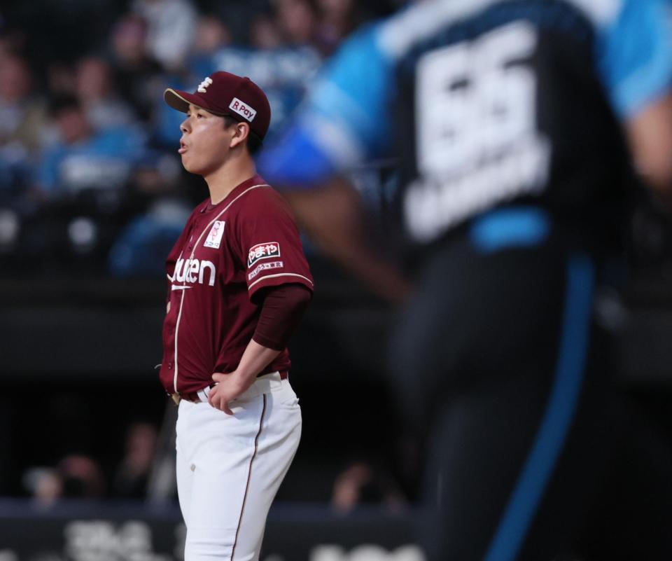 　６回、万波（右）に勝ち越しソロを浴びる藤井（撮影・中島達哉）