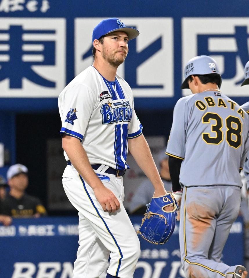 　５回、近本の適時打で３点目を失い、厳しい表情を見せるバウアー