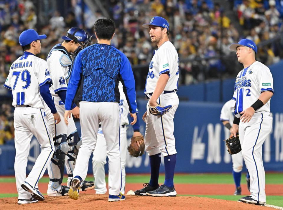 　６回、ピンチでバウアー（右から２人目）のもとに集まるＤｅＮＡナイン