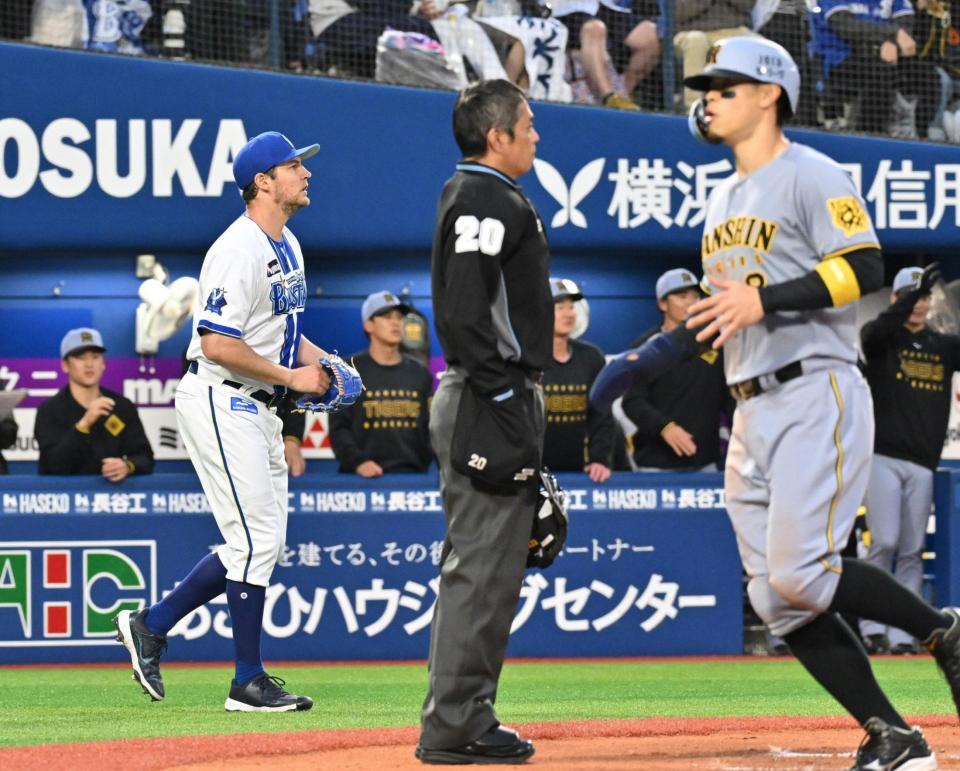 　２回、大山の右犠飛で先制を許したバウアー。手前は生還した三走・佐藤輝