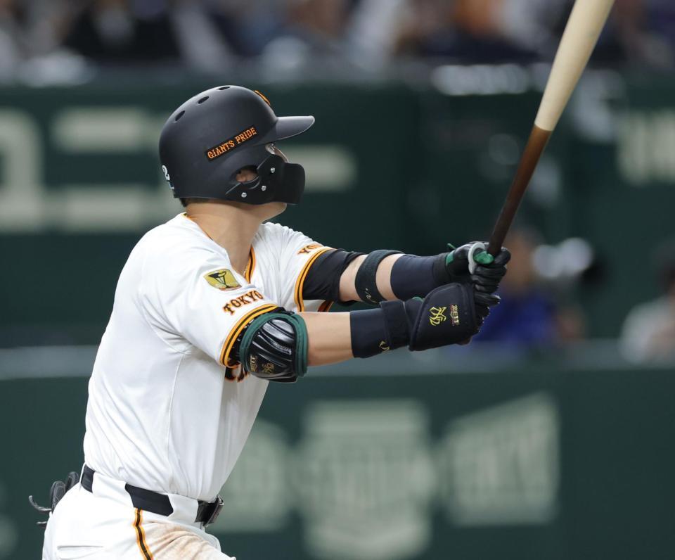 　６回、左中間に走者一掃の３点二塁打を放つ吉川（撮影・西岡正）