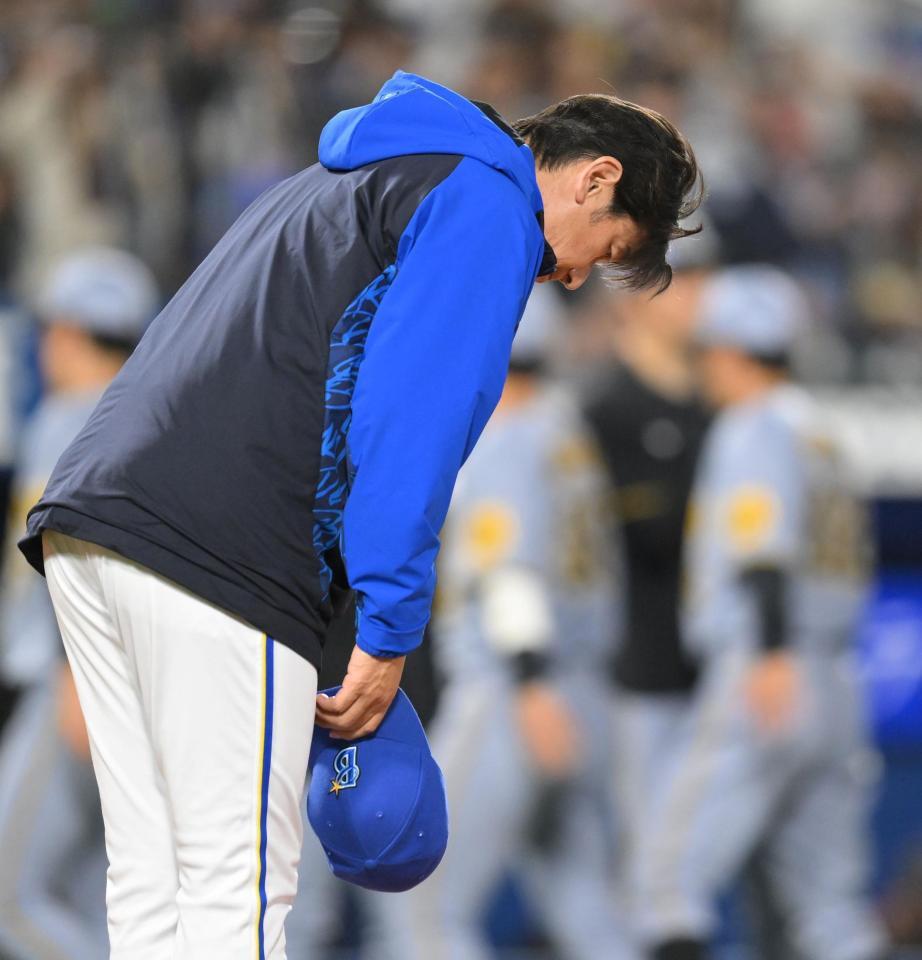 　カード初戦を落とし、スタンドに一礼する三浦監督（撮影・伊藤笙子）