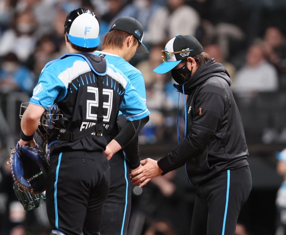 　８回、杉浦（中央）の交代を告げ、ボールをもらう新庄監督（右）＝撮影・中島達哉