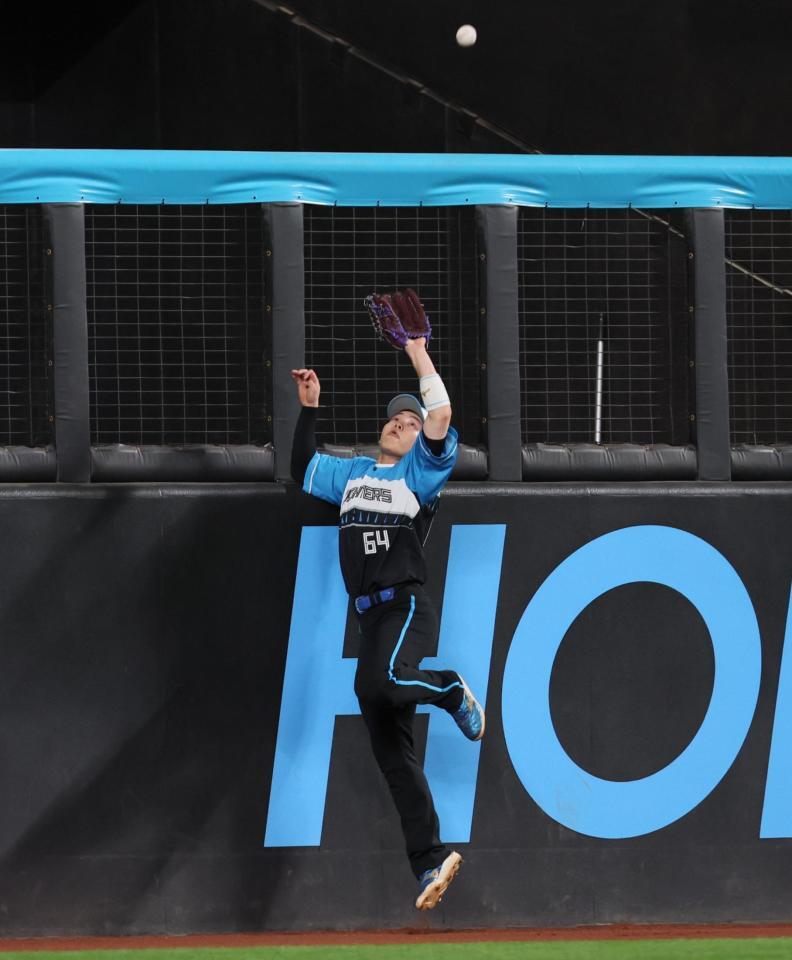 　５回、浅村の打球をフェンス際で好捕する田宮（撮影・中島達哉）