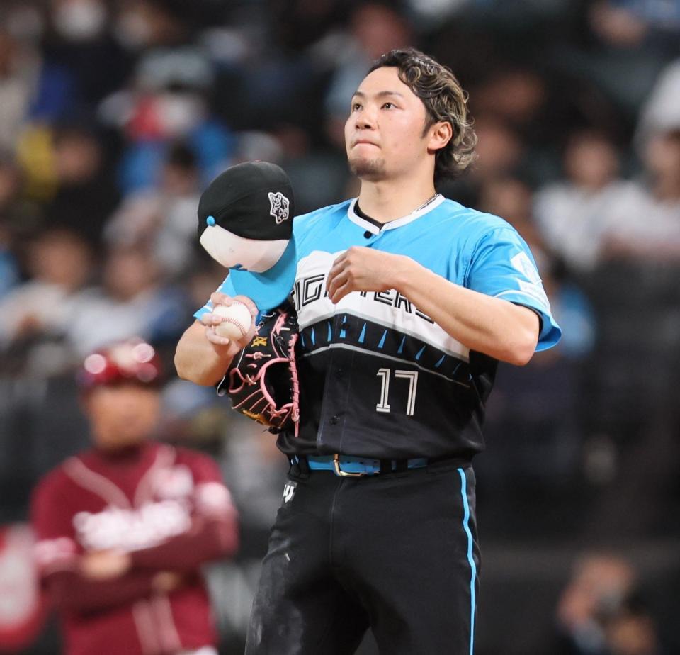 　２回、伊藤に死球を与え、謝罪する伊藤（撮影・中島達哉）