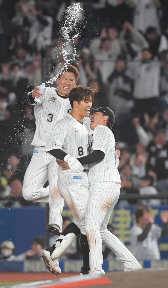 　１０回、中村奨（中央）は中前にサヨナラ打を放ち、歓喜のシャワーを浴びる（撮影・佐藤厚）
