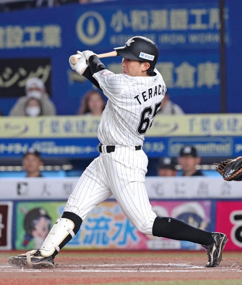 　６回、代打・寺地が遊撃内野安打を放つ