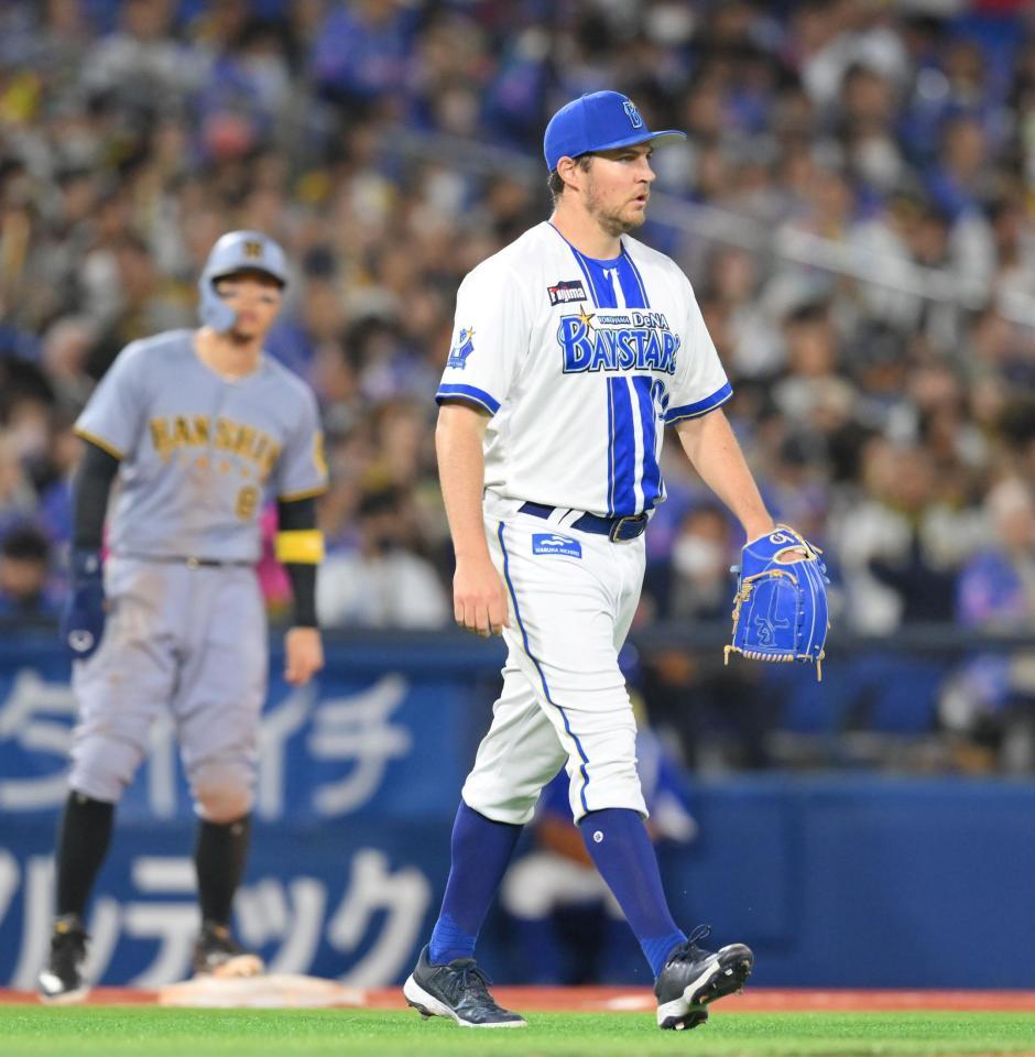 　６回、梅野の右飛で二走・佐藤輝（奥）が三塁に進塁し、ピンチを招くバウアー（撮影・伊藤笙子）