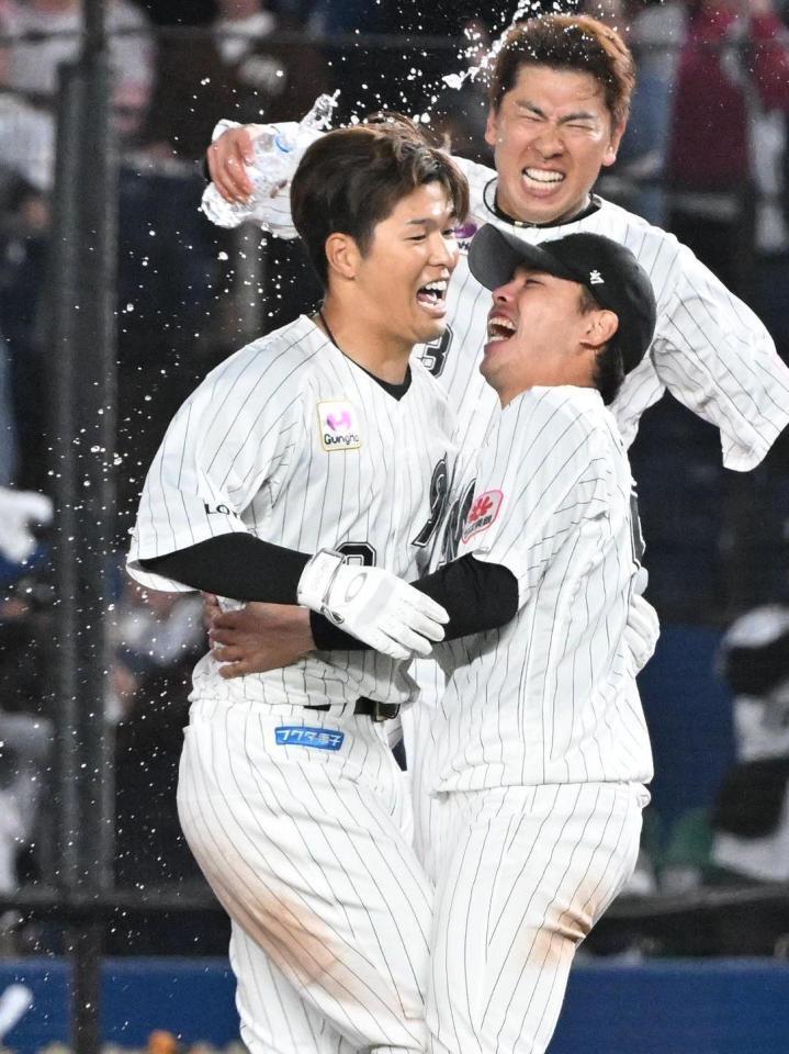 　１０回、サヨナラ打を放ち祝福される中村奨（左）