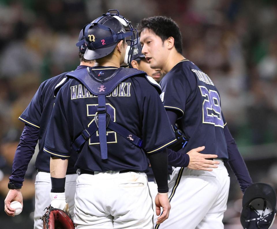 　７回、降板する田嶋（右）