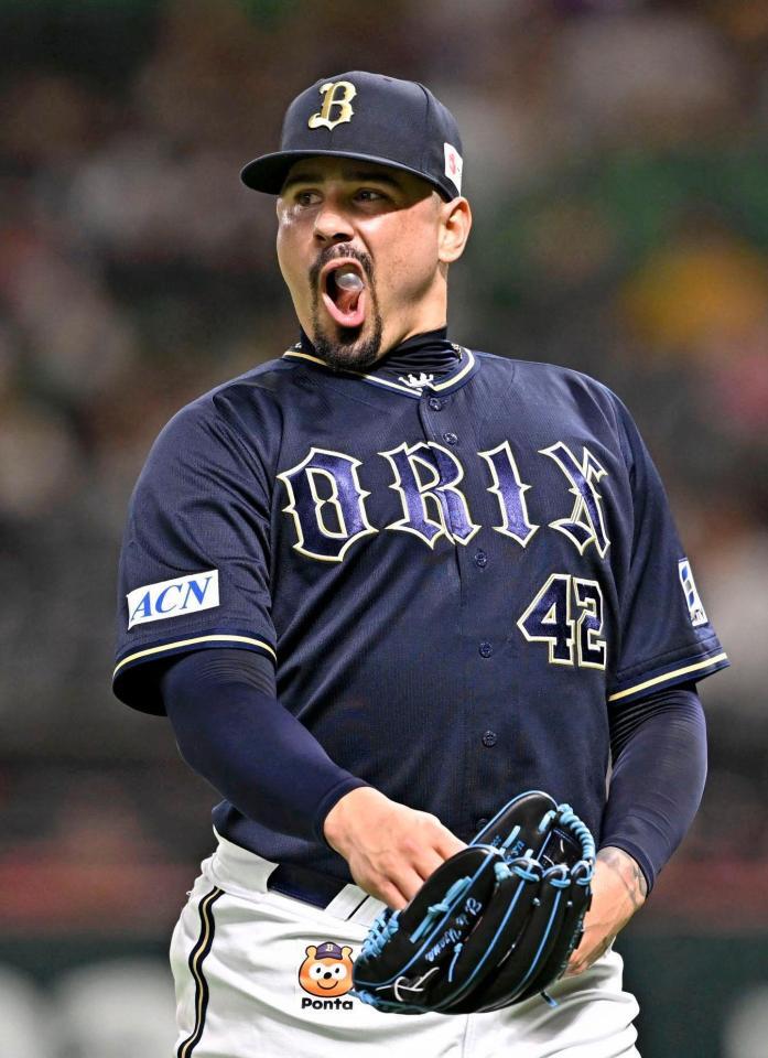 　９回に登板し、同点に追いつかれてベンチに戻るマチャド