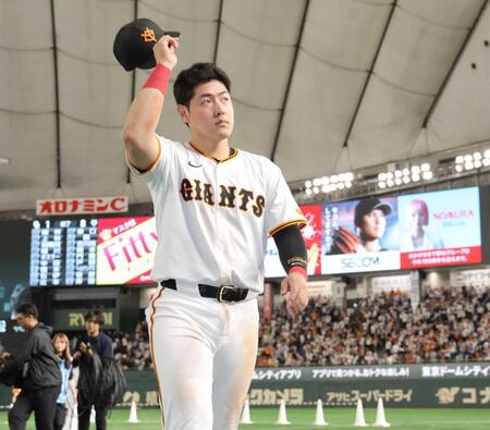 　スタンドの歓声に応える岡本（撮影・西岡正）