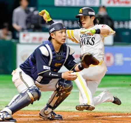 　９回、同点の生還をする周東。捕手若月