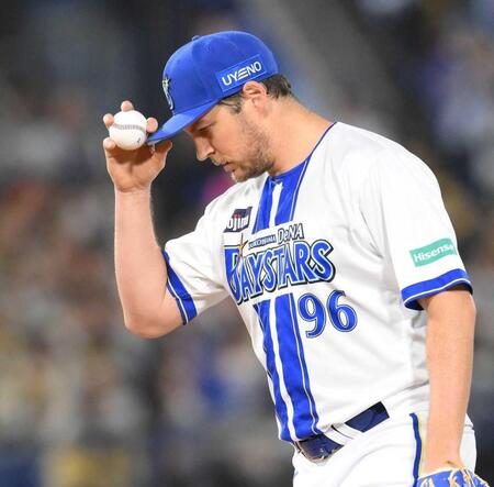 　６回、佐藤輝に四球を与えたバウアー