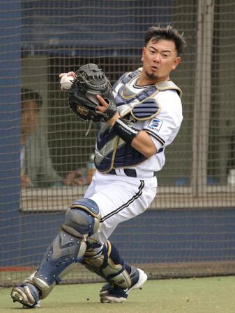 　３回、戸井の捕邪飛を処理する森（撮影・坂部計介）