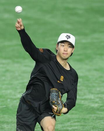 　キャッチボールで調整する山崎（撮影・西岡正）