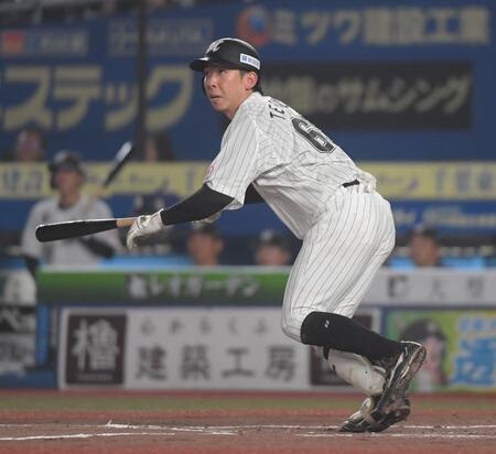 　２回、寺地は左越え二塁打を放つ（撮影・佐藤厚）