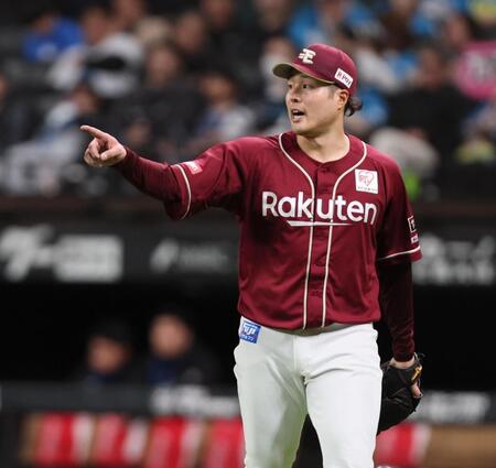 　８回を２失点に抑え、ベンチに戻る滝中（撮影・中島達哉）