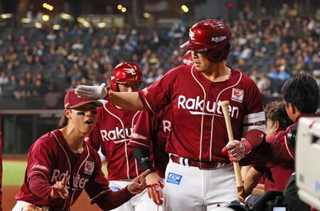 　６回、３ランを放ちナインに迎えられる浅村（右）＝撮影・中島達哉