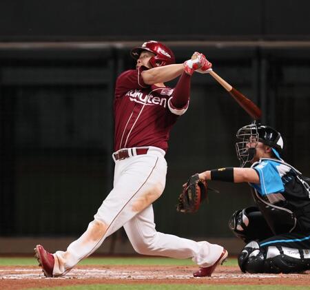 　６回、右越えに３ランを放つ浅村（撮影・中島達哉）