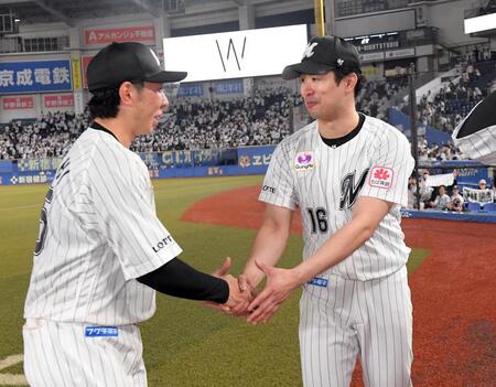 　握手する種市（右）と寺地のバッテリー（撮影・佐藤厚）