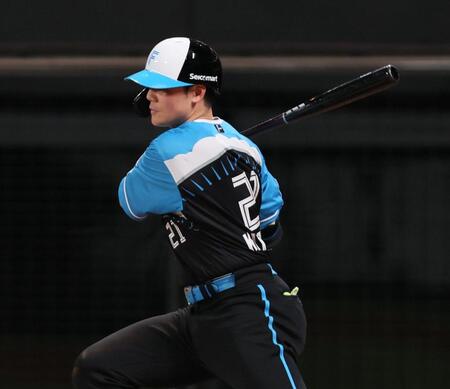 　４回、右前打を放つ清宮幸（撮影・中島達哉）