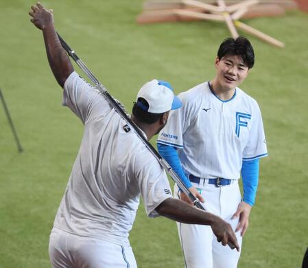 　試合前、レイエス（左）と談笑する清宮（撮影・中島達哉）