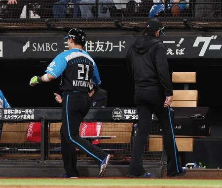 　９回、代走を告げ、ベンチに戻る新庄監督（左は清宮）＝撮影・中島達哉