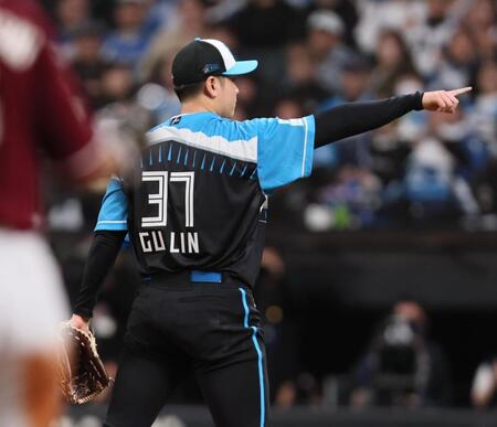 　４回、小森のスイングをアピールする古林（撮影・中島達哉）