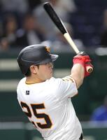 　３回、２ランを放つ岡本（撮影・西岡正）